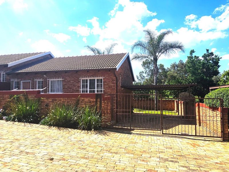 NEAT AS A PIN - WITH SPACE GALORE!! - Photo 4