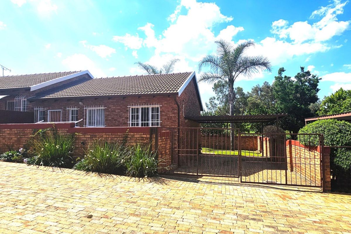 NEAT AS A PIN - WITH SPACE GALORE!! - Photo 4