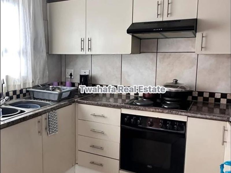 Spacious Three bedroom Townhouse - Photo 6