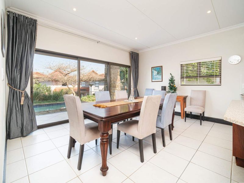 Luxurious 3-Bed Apartment with distant ocean views & a serene coastal atmosphere - Photo 10