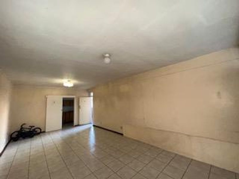 Spacious 2.5 Bedroom Apartment for Sale in Sunnyside - Photo 5