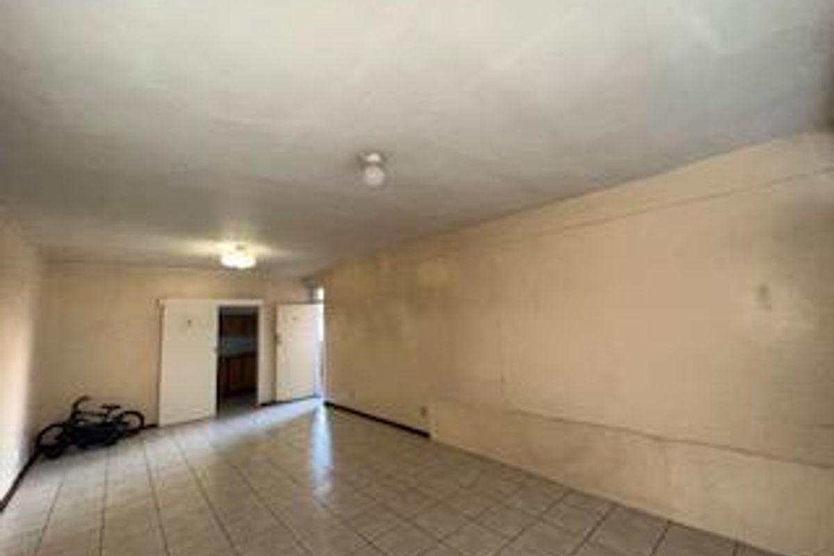 Spacious 2.5 Bedroom Apartment for Sale in Sunnyside - Photo 5