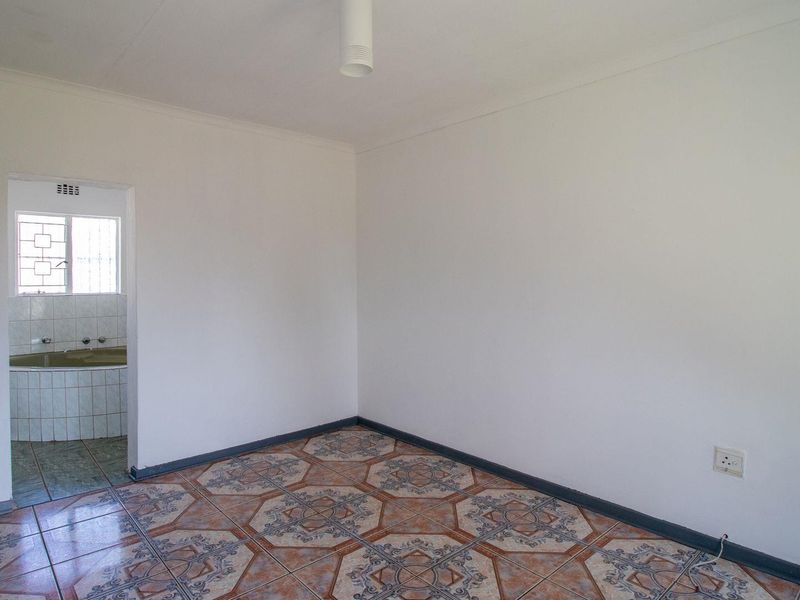 Immaculate 3 Bedroom home in Mackenzie Park. - Photo 4