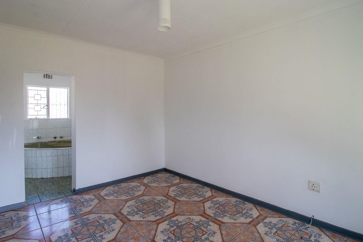 Immaculate 3 Bedroom home in Mackenzie Park. - Photo 4