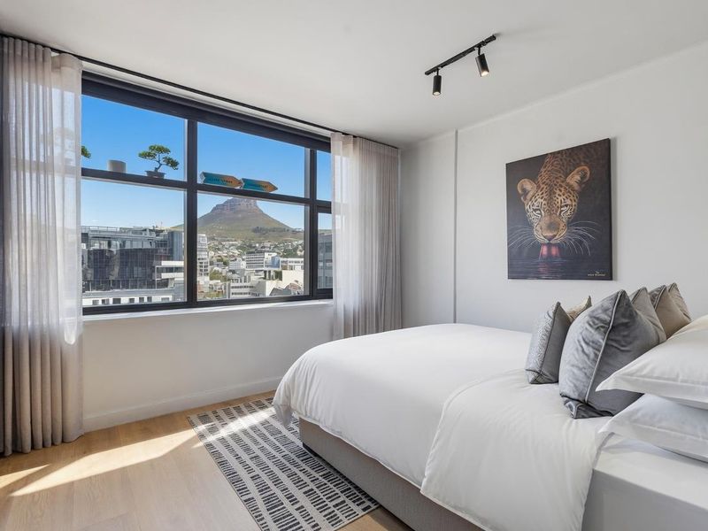 Wake up to Table Mountain perfectly framed in your window like a living painting. - Photo 8