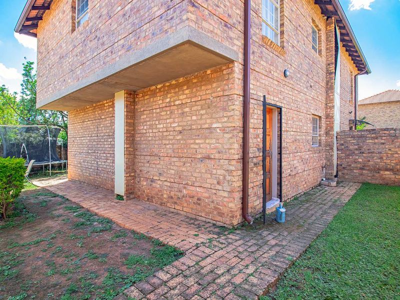 Three Bedroom townhouse in Annlin - Photo 2