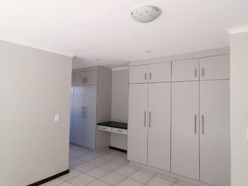 Neat Family Home with Separate Flat in Sought-After Lagoon Neighborhood! - Photo 7