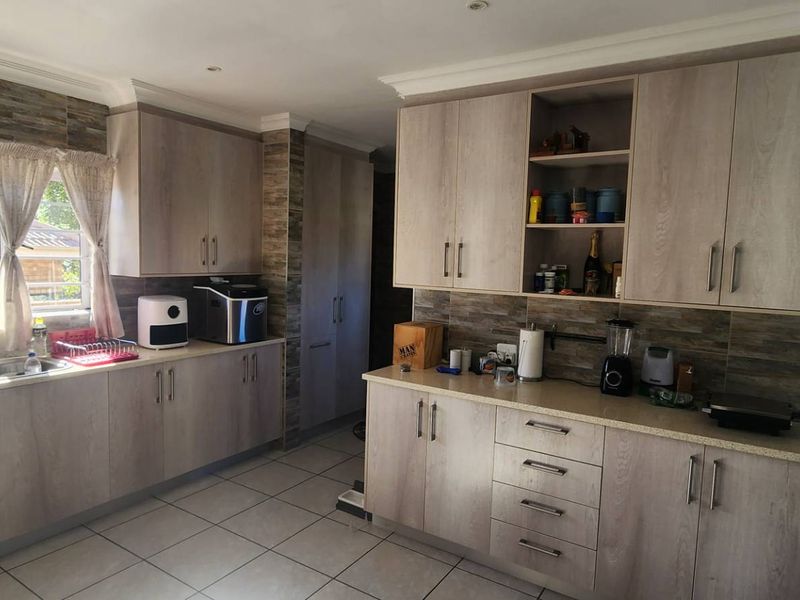 Modernized Face Brick home in Golf Estate - Photo 8