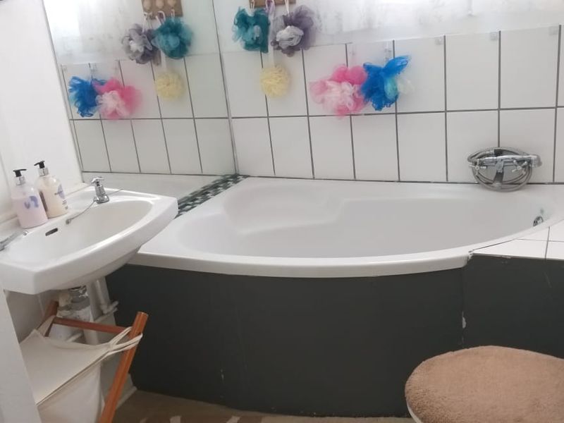 Lovely 3-Bedroom Family Home for Sale in Koingnaas - Photo 3