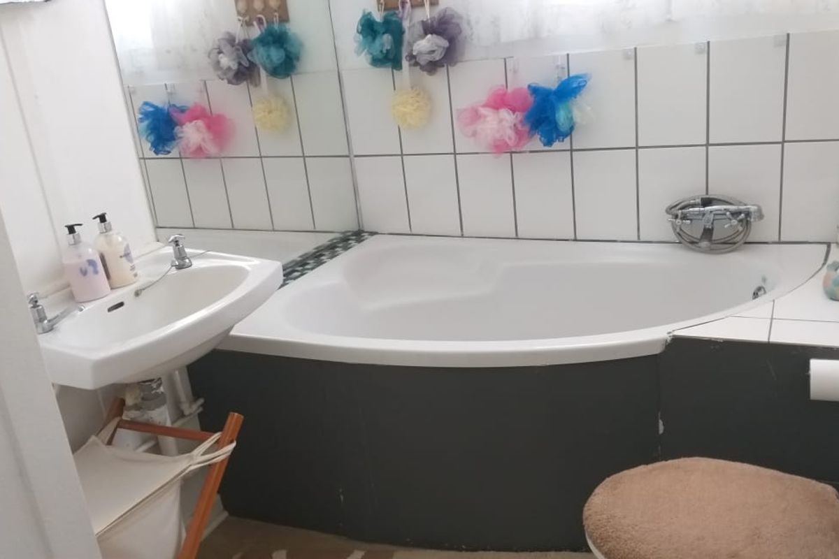 Lovely 3-Bedroom Family Home for Sale in Koingnaas - Photo 3