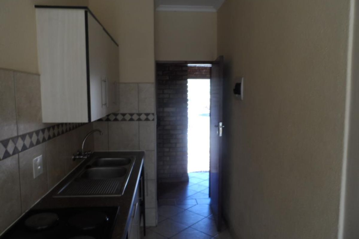 2 BEDROOM FLAT TO RENT IN CAPITAL PARK - Photo 5