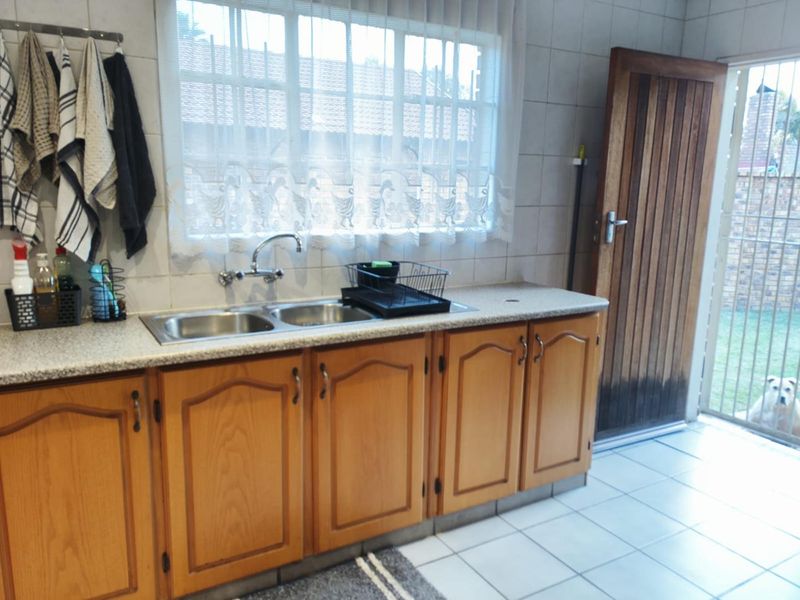 3 bedroom facebrick home in a Great area! - Photo 7