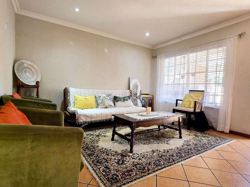 Charming 2-Bedroom Home in Secure, Pet-Friendly Complex - Photo 5