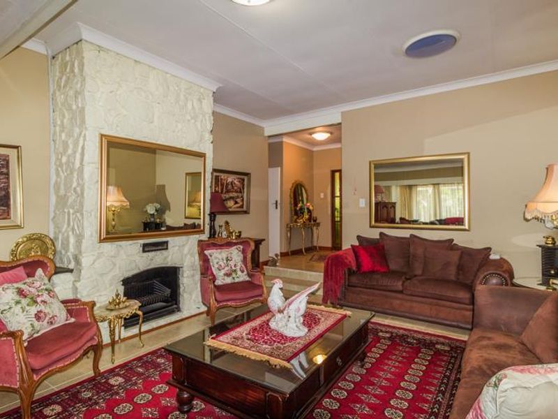 4 Bedroom home with 2 bed thatched flatlet - Photo 5