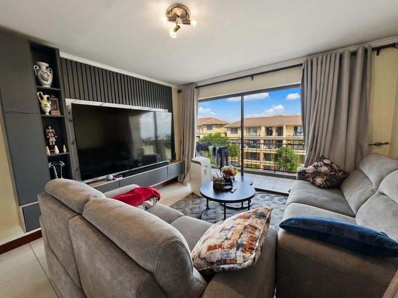 WELL PRICED 2 BEDROOM PENTHOUSE APARTMENT FOR SALE IN MIDRAND - Photo 3