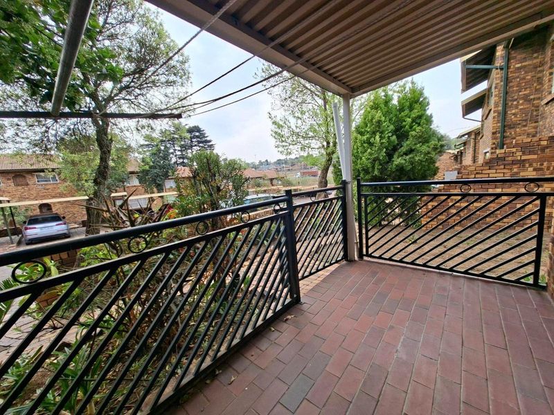 2 Bedroom Groundfloor Gem with Carport - Photo 2