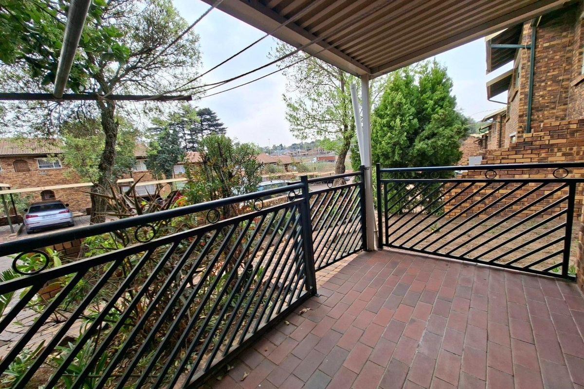 2 Bedroom Groundfloor Gem with Carport - Photo 2
