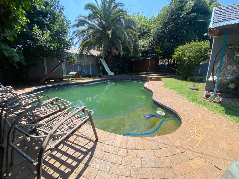 MOVE-IN READY RENOVATED GEM! - Photo 5