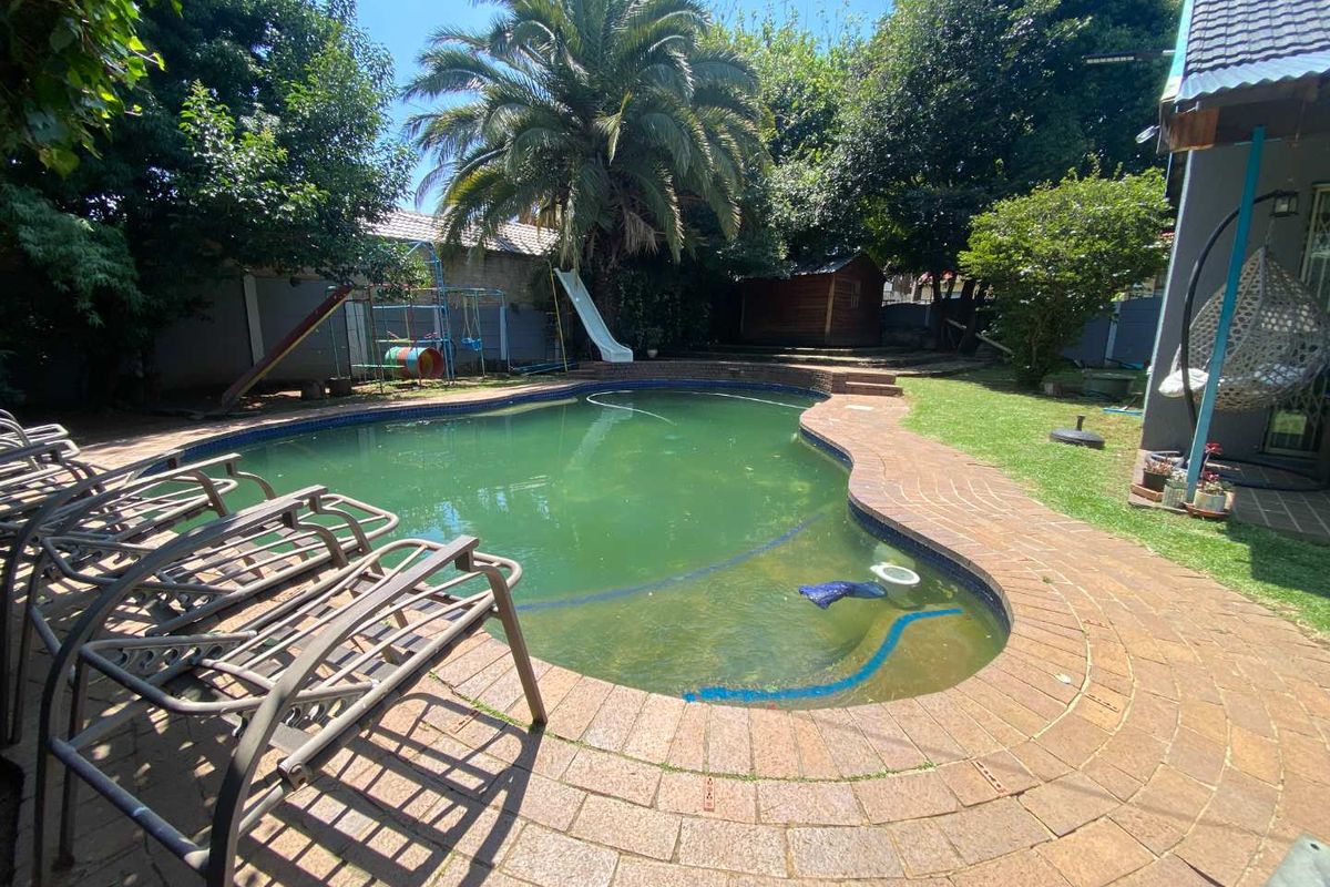 MOVE-IN READY RENOVATED GEM! - Photo 5