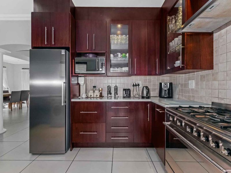 STRIKING DUPLEX HOME IN A QUIET SECURE ESTATE - Photo 8