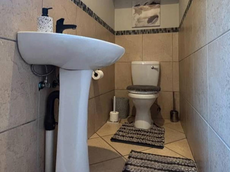 Spacious 3-Bedroom Double-Storey Home with Garden & Secure Parking - Photo 5