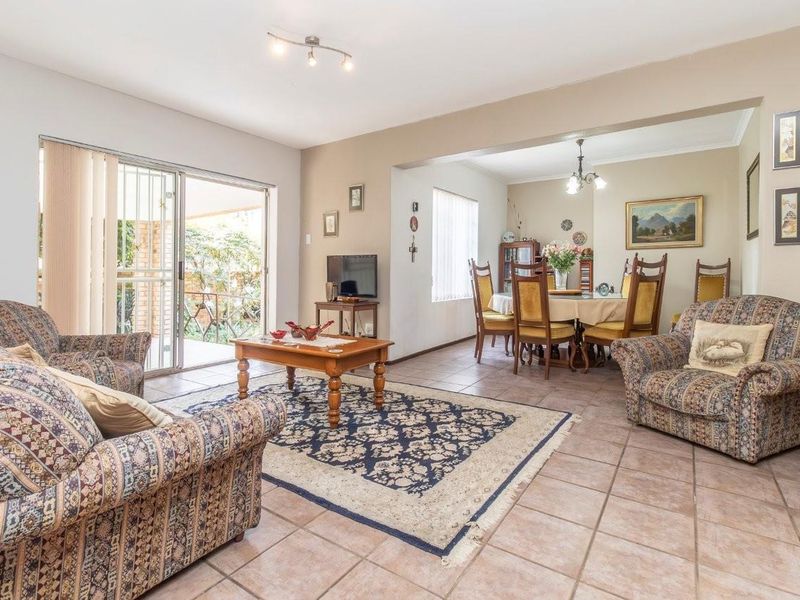 ACCENT ON CONVENIENCE IN A SECURE COMPLEX! - Photo 5