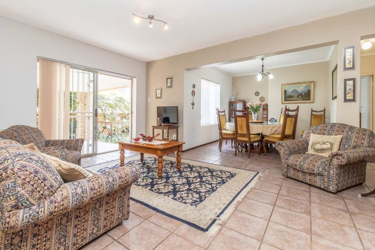 ACCENT ON CONVENIENCE IN A SECURE COMPLEX! - Photo 5