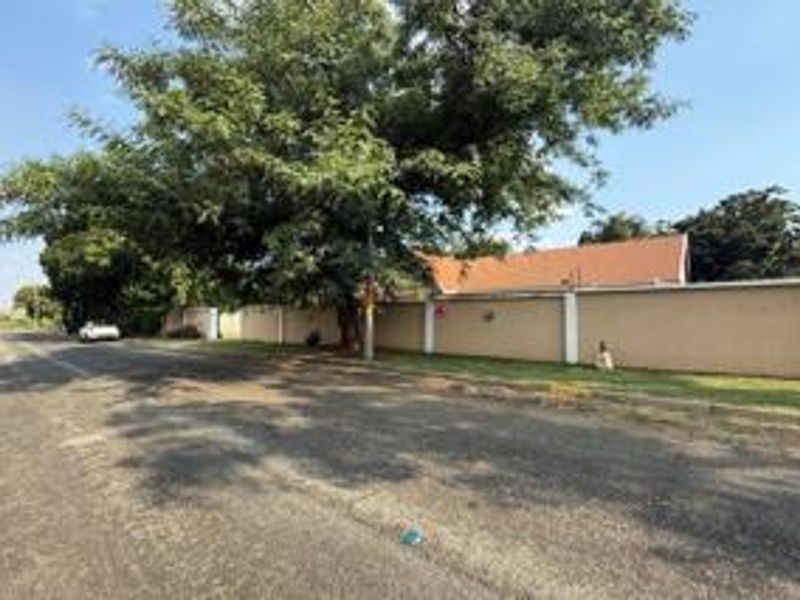 Spacious 4-Bed, 2-bath Family Home on a Massive Stand - Photo 5