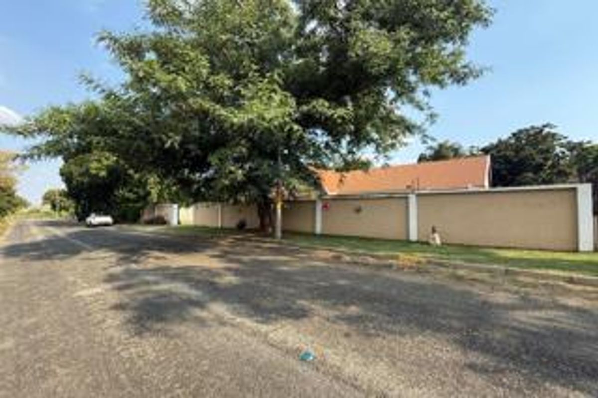 Spacious 4-Bed, 2-bath Family Home on a Massive Stand - Photo 5