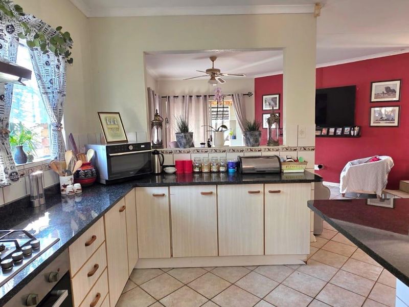 🏡 A MUST-SEE FAMILY HOME IN A PEACEFUL NELSPRUIT LOCATION! - Photo 6