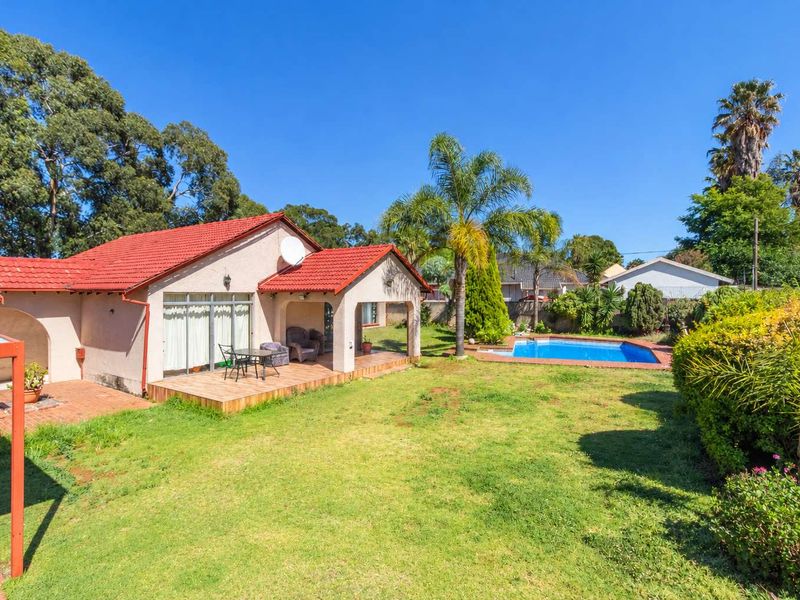 Renovate, Refresh and Reimagine This Helderkruin Gem - Photo 2