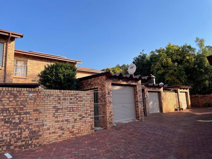 Property #2476843, Townhouse For Sale in Weavind Park