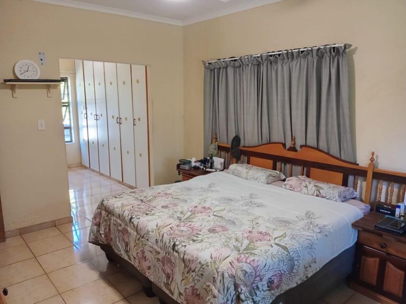 Spacious 3-Bedroom Family Home with Granny Flat, Entertainment Area & Green Belt Views - Photo 6