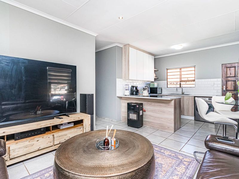 Elegant 3-bedroom home in secure complex with a beautiful garden in Grobler Park - Photo 8