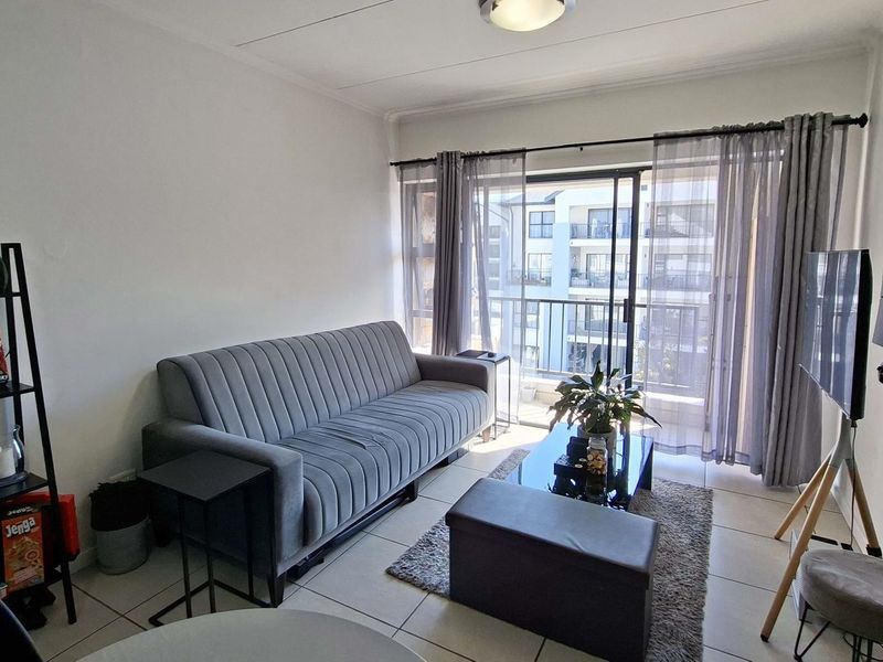 Lovely 1 bedroom, 1 bathroom, top floor apartment for sale in Petervale - Photo 6