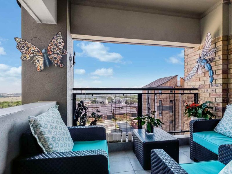 STYLISH AND CLASSY TOP FLOOR UNIT, IN A QUIET POSITION OFFERING PLENTY OF SPACE AND GORGEOUS VIEWS - Photo 8