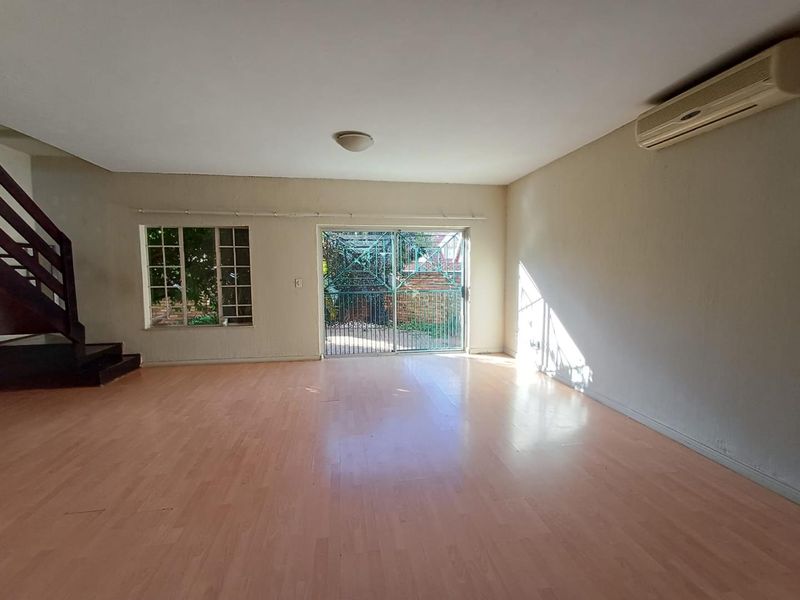 Charming Duplex Living in Sought-After Bromhof – Perfect for Families - Photo 2