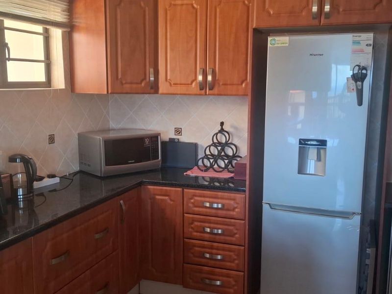 Spacious 3 Bedroom Flat with Sea Views - Photo 6