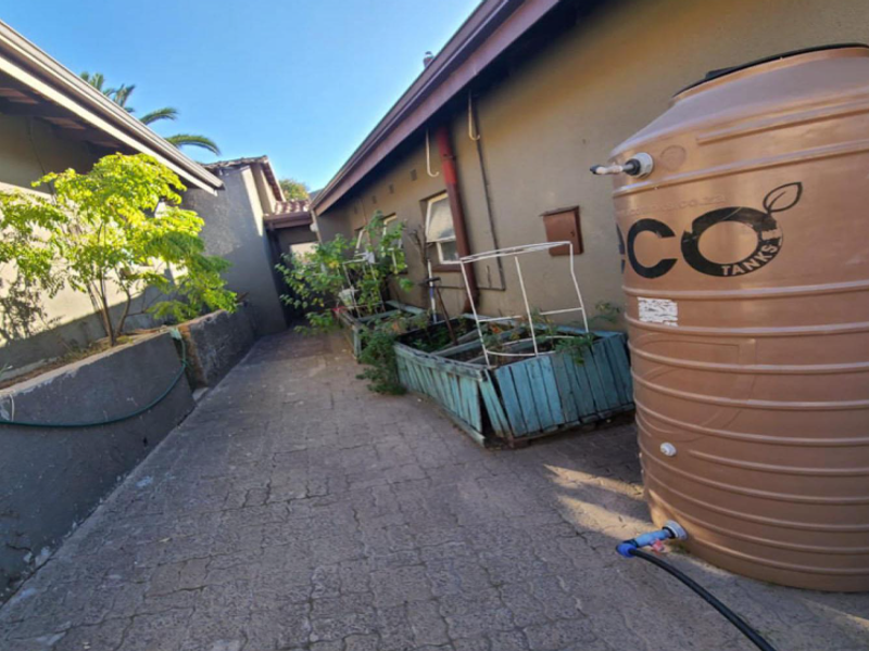 Spacious Family Home with Study and Staff Accommodation - Photo 10