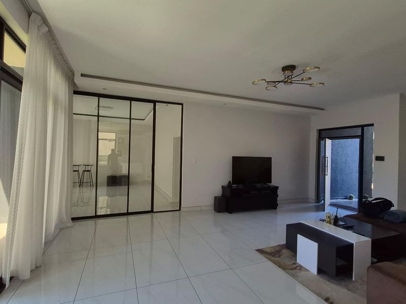 IMMACULATE 4 BEDROOM HOUSE TO LET IN THE WELL SOUGHT-AFTER KLEINE KUPPE - Photo 3