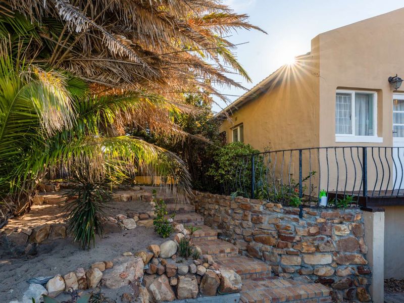 Spacious Family Home with Versatile Living Options in Capri Village - Photo 3