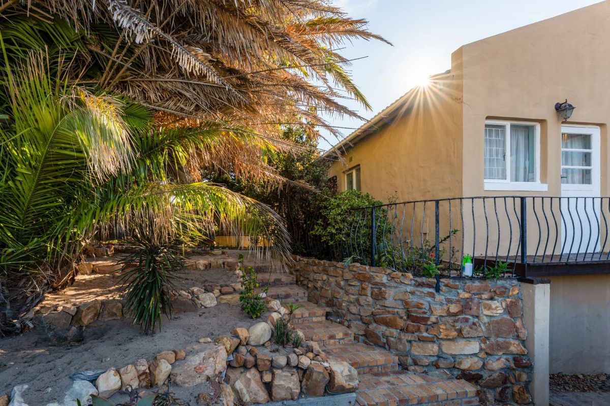 Spacious Family Home with Versatile Living Options in Capri Village - Photo 3