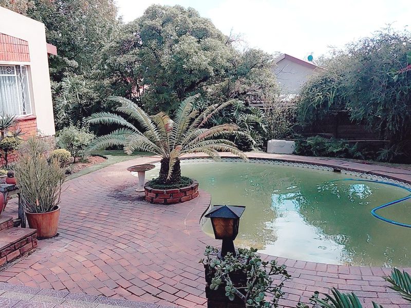 Elegant Family Home with Ample Space - Photo 2