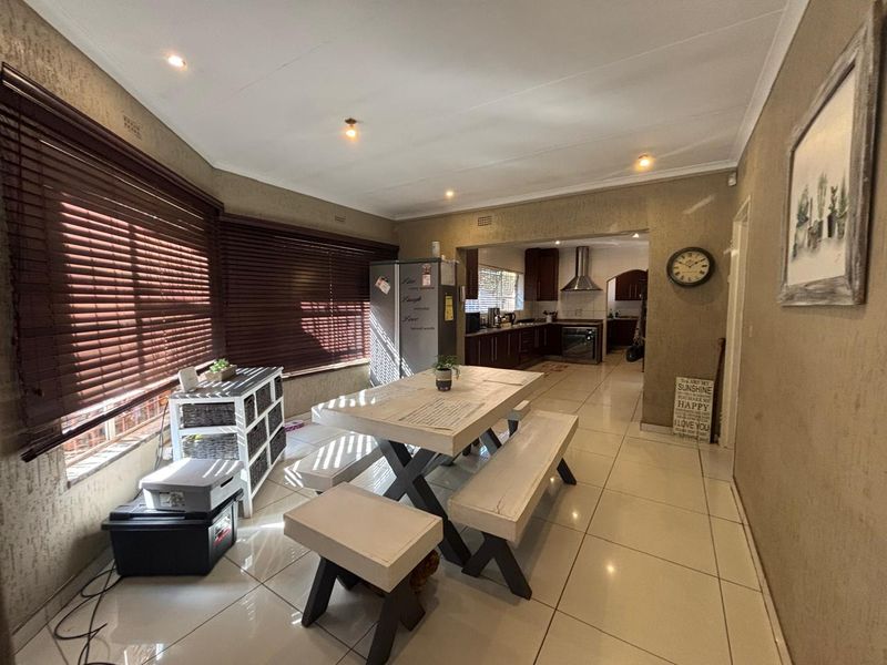 Elegant Family Home with Two Flatlets for Sale in Glenvista - Photo 10