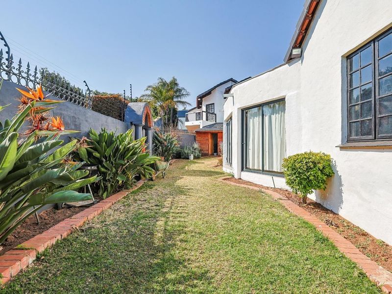 Experience Luxury Living in Waterkloof Ridge - Photo 6