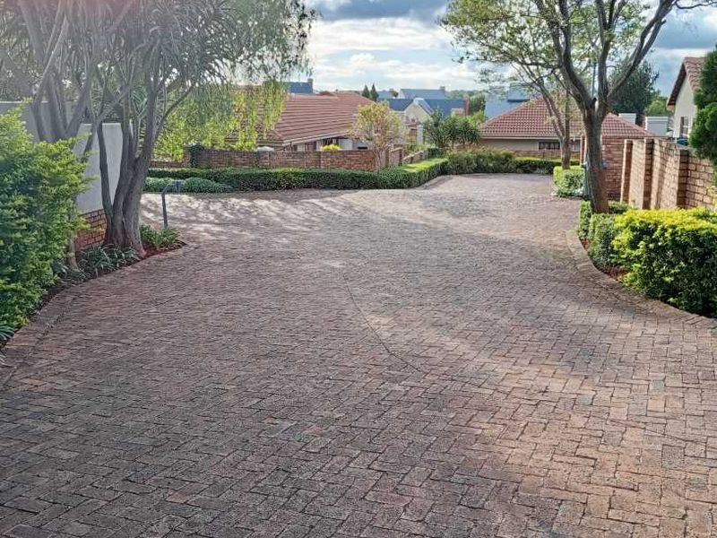 Modern 3-Bedroom Townhouse in Sought-After Complex For Sale! - Photo 3