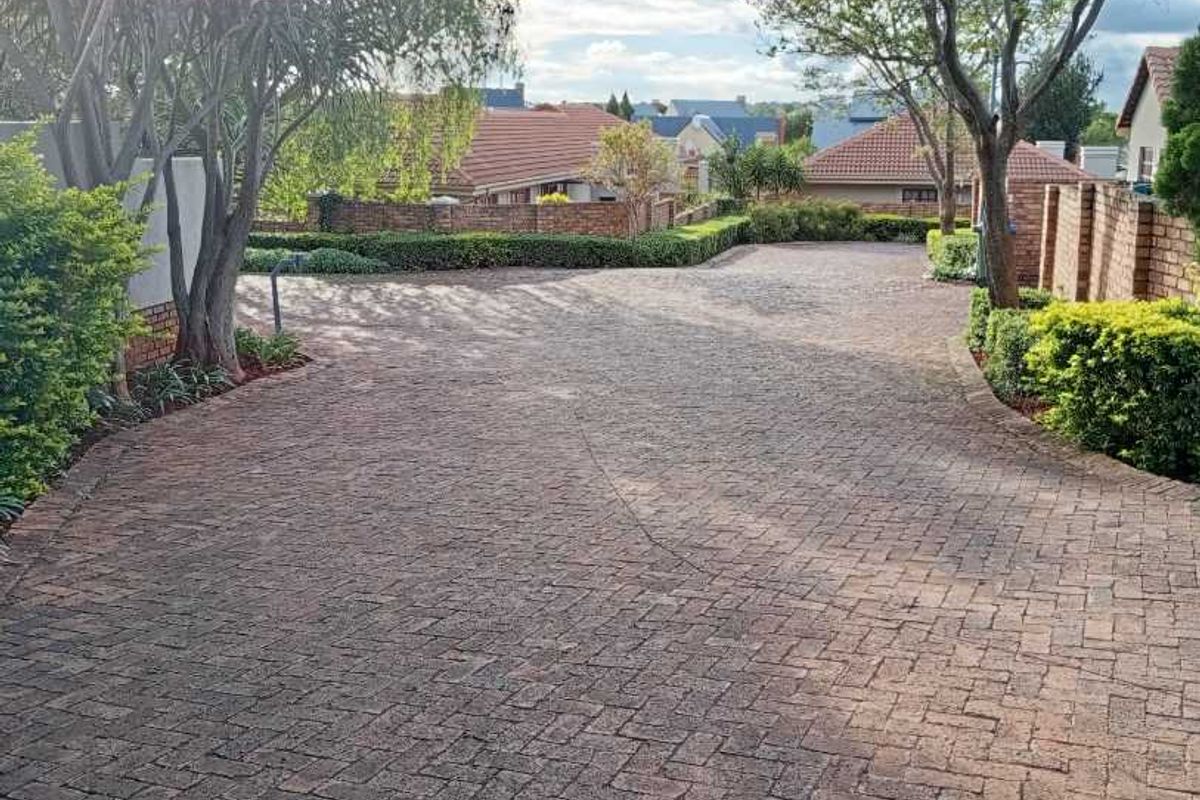 Modern 3-Bedroom Townhouse in Sought-After Complex For Sale! - Photo 3