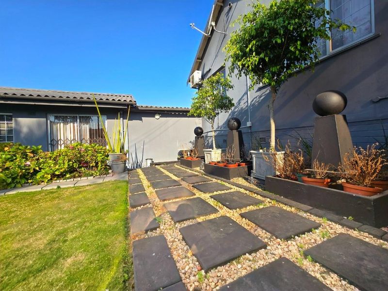 Spacious Four Bedroom Malvern Home with Income Generating Flatlet - Photo 5