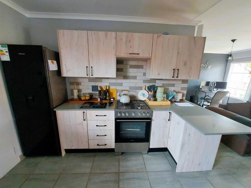 Modern 2-Bedroom Townhouse in Garsfontein – Secure Estate Living - Photo 2