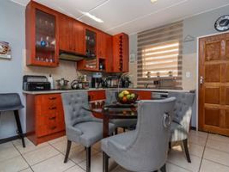 Modern 3-bedroom duplex townhouse with scenic balcony views - Photo 9